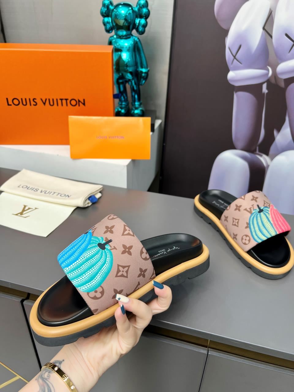 Louis Vuitton Slippers